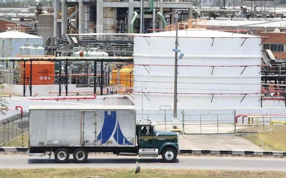 Detienen planes de ampliación en dos plantas petroquímicas por falta de agua  Teresa Macías